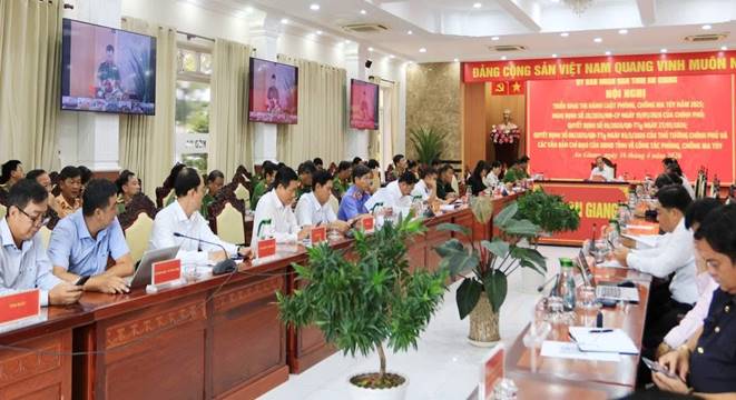 Có thể là hình ảnh về một hoặc nhiều người và văn bản