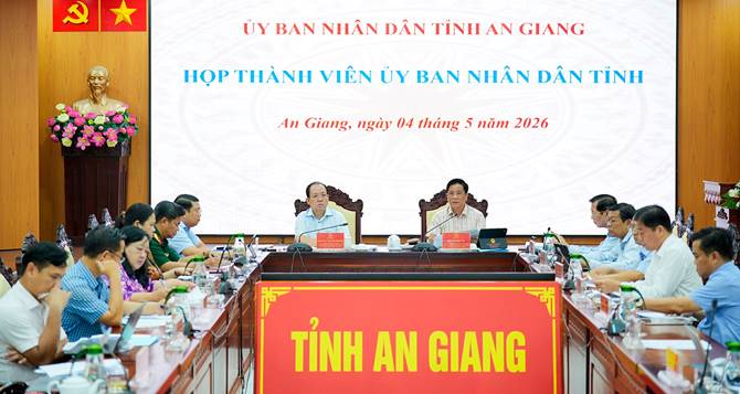 Có thể là hình ảnh về văn bản cho biết 'ỦY BAN NHÂN DÂN TỈNH AN GIANG HỌP THÀNH VIÊN ÚY BAN NHÂN DÂN TỈNH An Giang, ngày 04 tháng 5 năm 2026 τΊΝΗ AN GIANG'