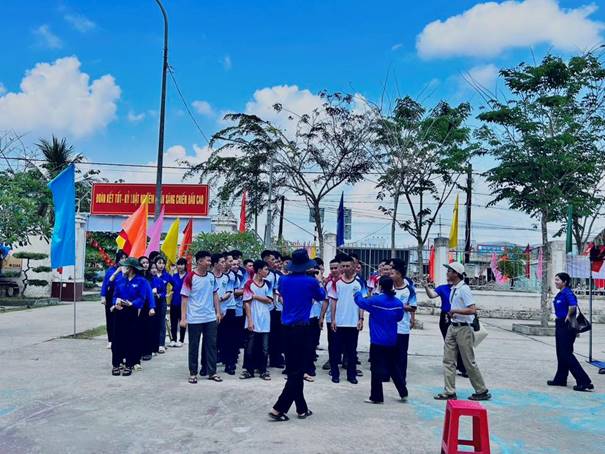 Có thể là hình ảnh về một hoặc nhiều người và văn bản