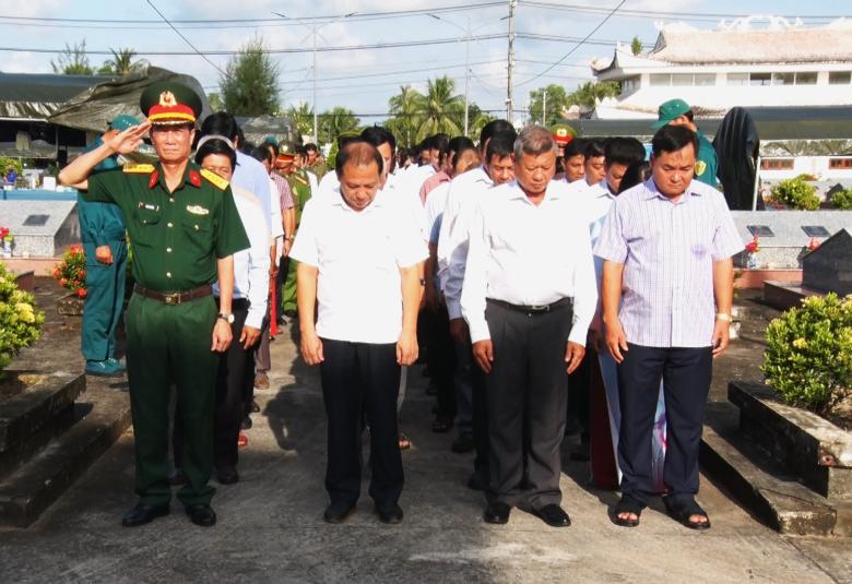 Ảnh: Các đại biểu tham dự lễ dâng hoa, dâng hương trước khi lấy mẫu AND.