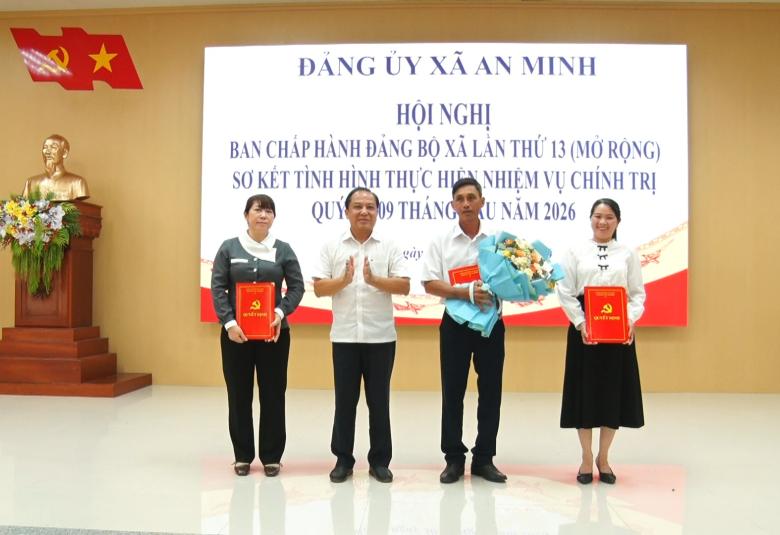Đ/c Nguyễn Đức Chín, Tỉnh Ủy viên, Bí thư Đảng ủy xã trao Quyết định cho BCH chi bộ mới