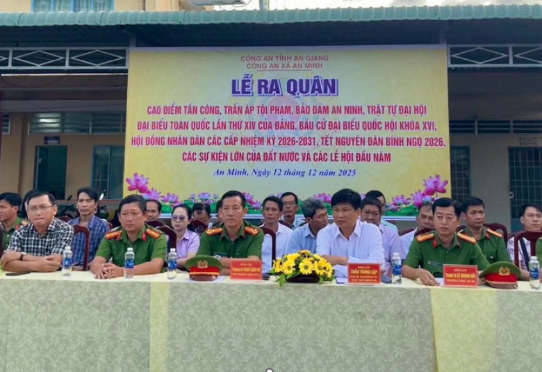 Ảnh: Lãnh đạo dự lễ ra quân