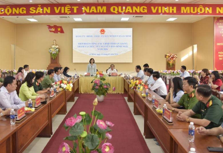 Ảnh: Phó Chủ tịch UBND tỉnh Nguyễn Thị Minh Thúy chúc Tết Đảng ủy, HĐND, UBND, Ủy ban MTTQ Việt Nam xã An Minh
