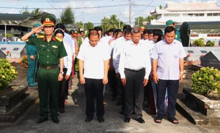 Ảnh: Các đại biểu tham dự lễ dâng hoa, dâng hương trước khi lấy mẫu AND.