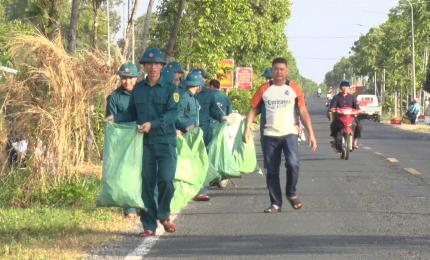 cán bộ, chiến sĩ và nhân dan tham gia thu gom rác 