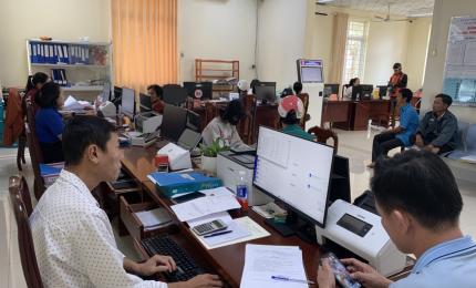 Ảnh: Quang cảnh tiếp nhận và xử lý hồ sơ của Trung tâm phục hành chính công xã An Minh.