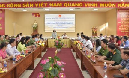 Ảnh: Phó Chủ tịch UBND tỉnh Nguyễn Thị Minh Thúy chúc Tết Đảng ủy, HĐND, UBND, Ủy ban MTTQ Việt Nam xã An Minh