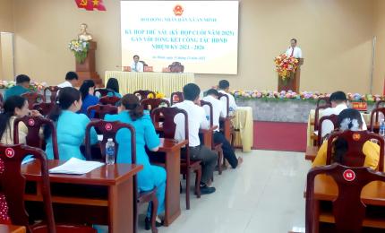 Quan cảnh kỳ họp cuối năm